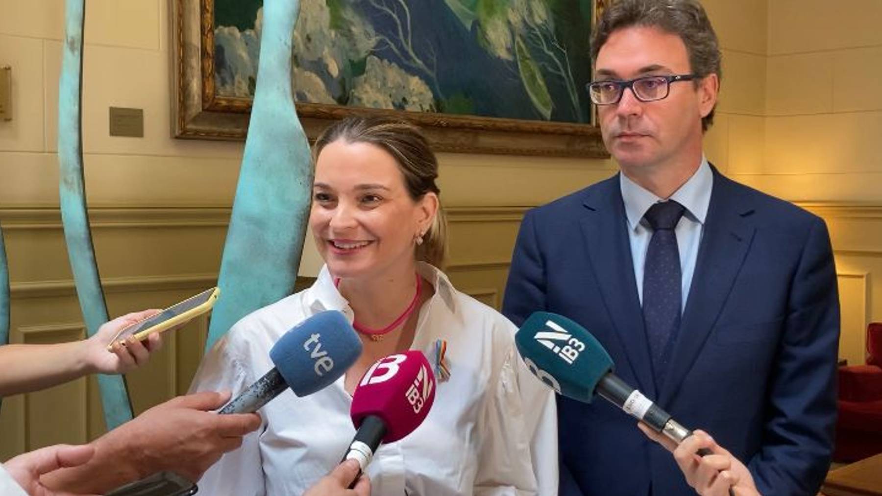 Marga Prohens y Toni Costa en el Parlament.