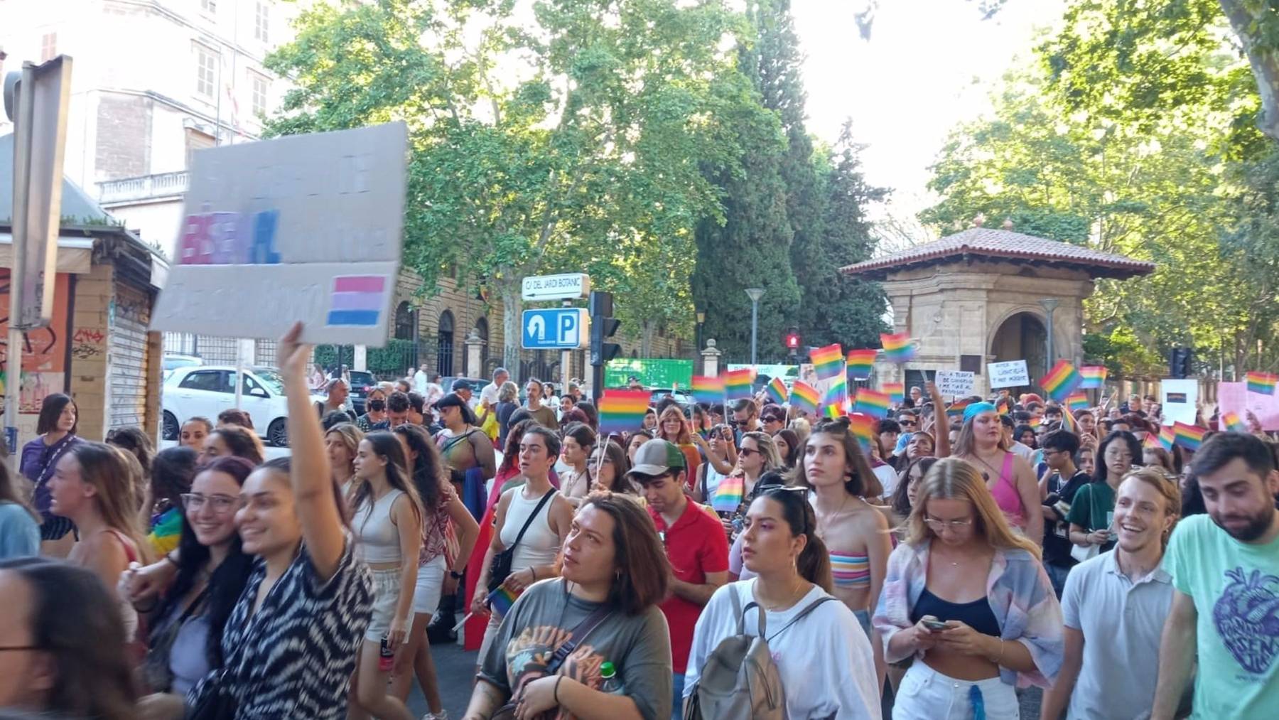 Miles de personas participan en la manifestación del Orgullo 2022 en Palma.