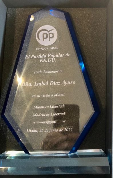 Placa del PP de Estados Unidos para Ayuso.