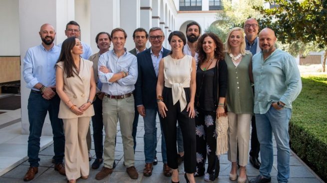 Macarena Olona junto a su equipo de Vox en Andalucía.