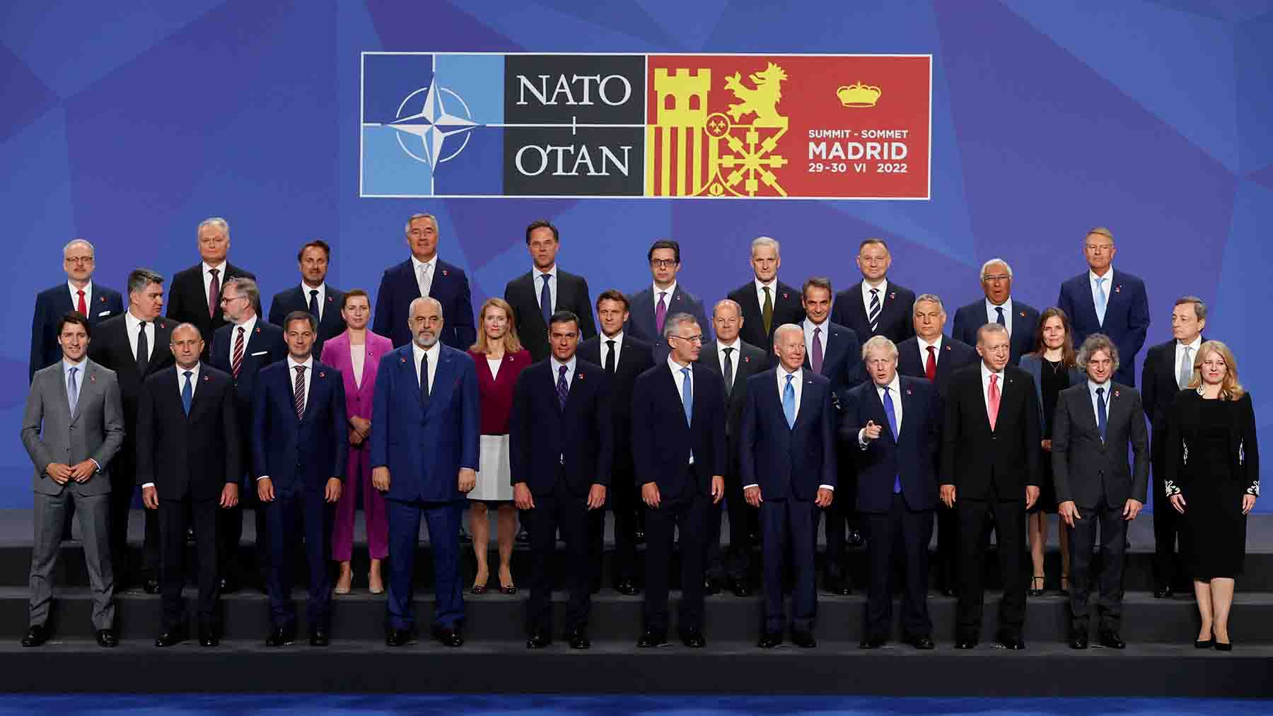 Foto de familia de los asistentes a la cumbre de la OTAN