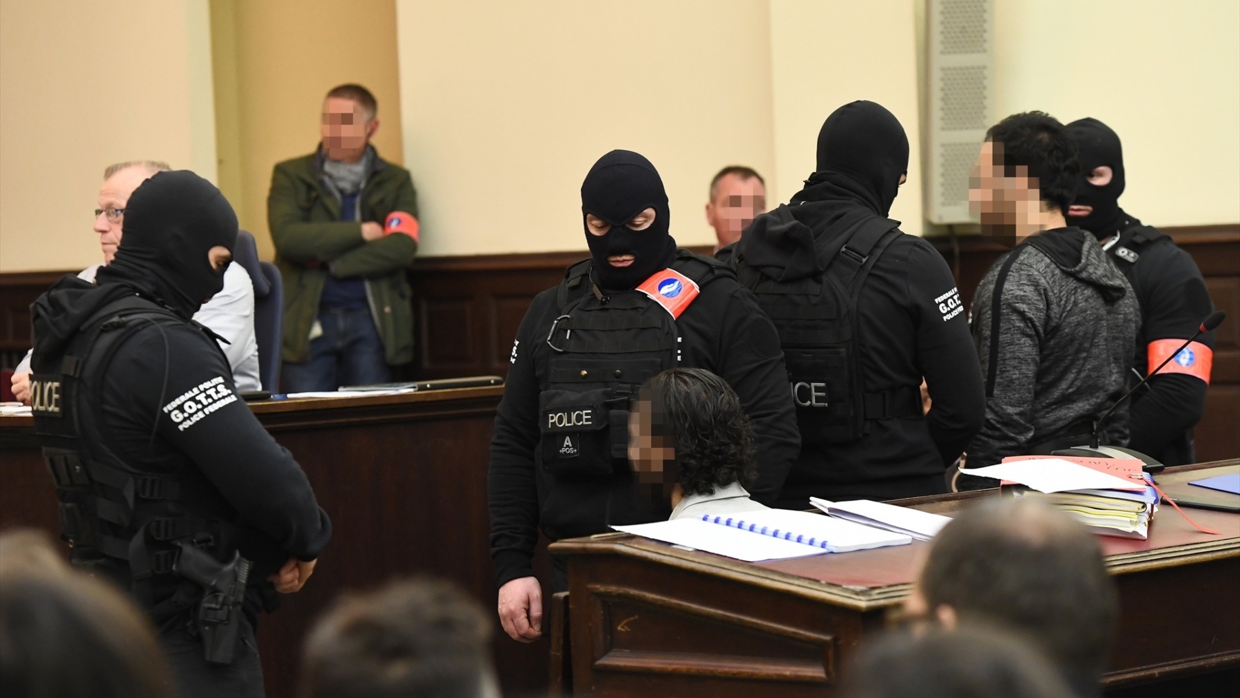 Salah Abdeslam y Sofien Ayari durante el juicio (EP)