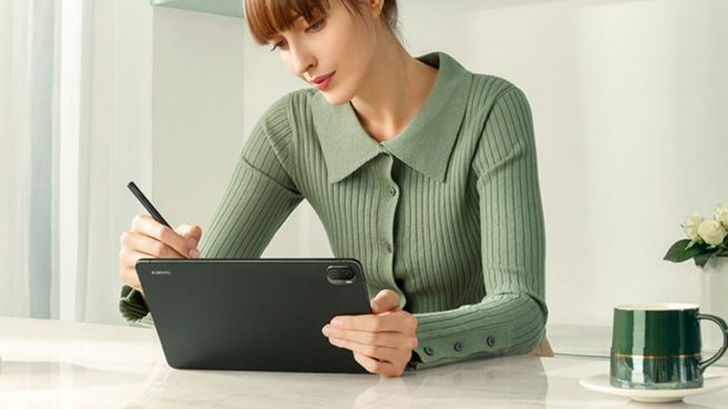 Mujer utilizando la tablet Xiaomi Mi Pad 5