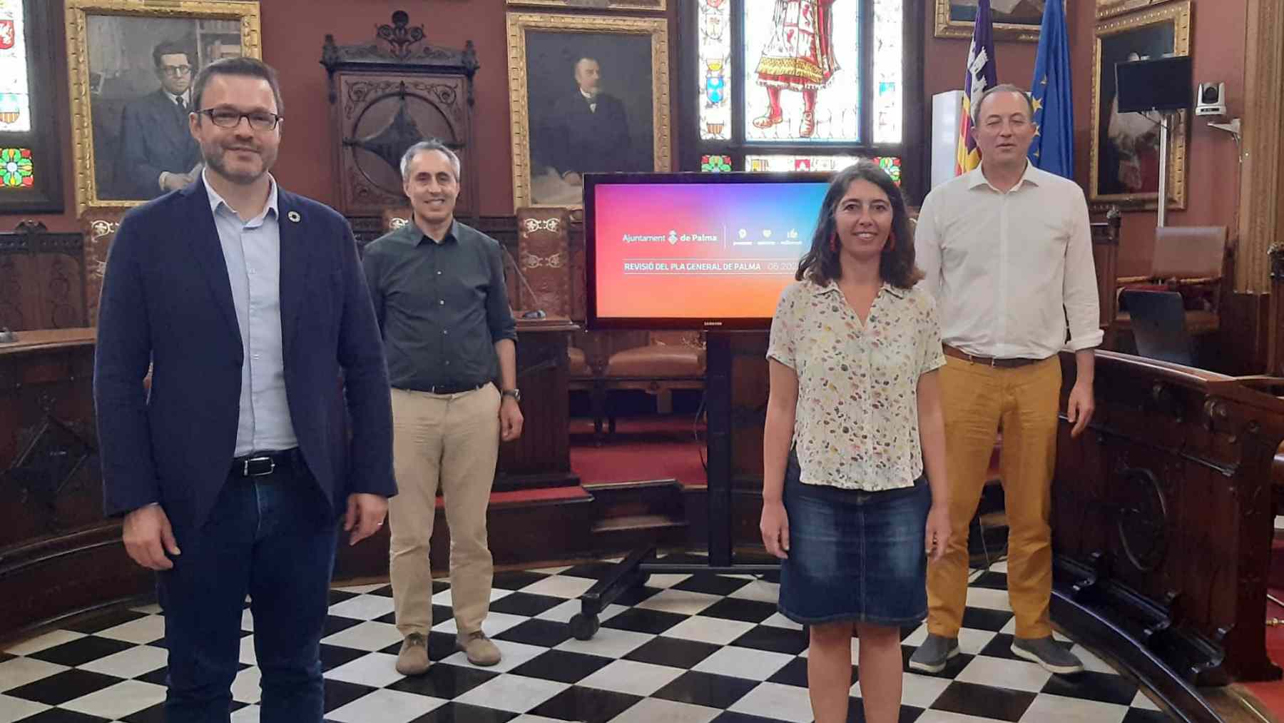 El alcalde de Palma, José Hila, con la concejala independentista de Més, Neus Truyol, en primer término de la imagen.