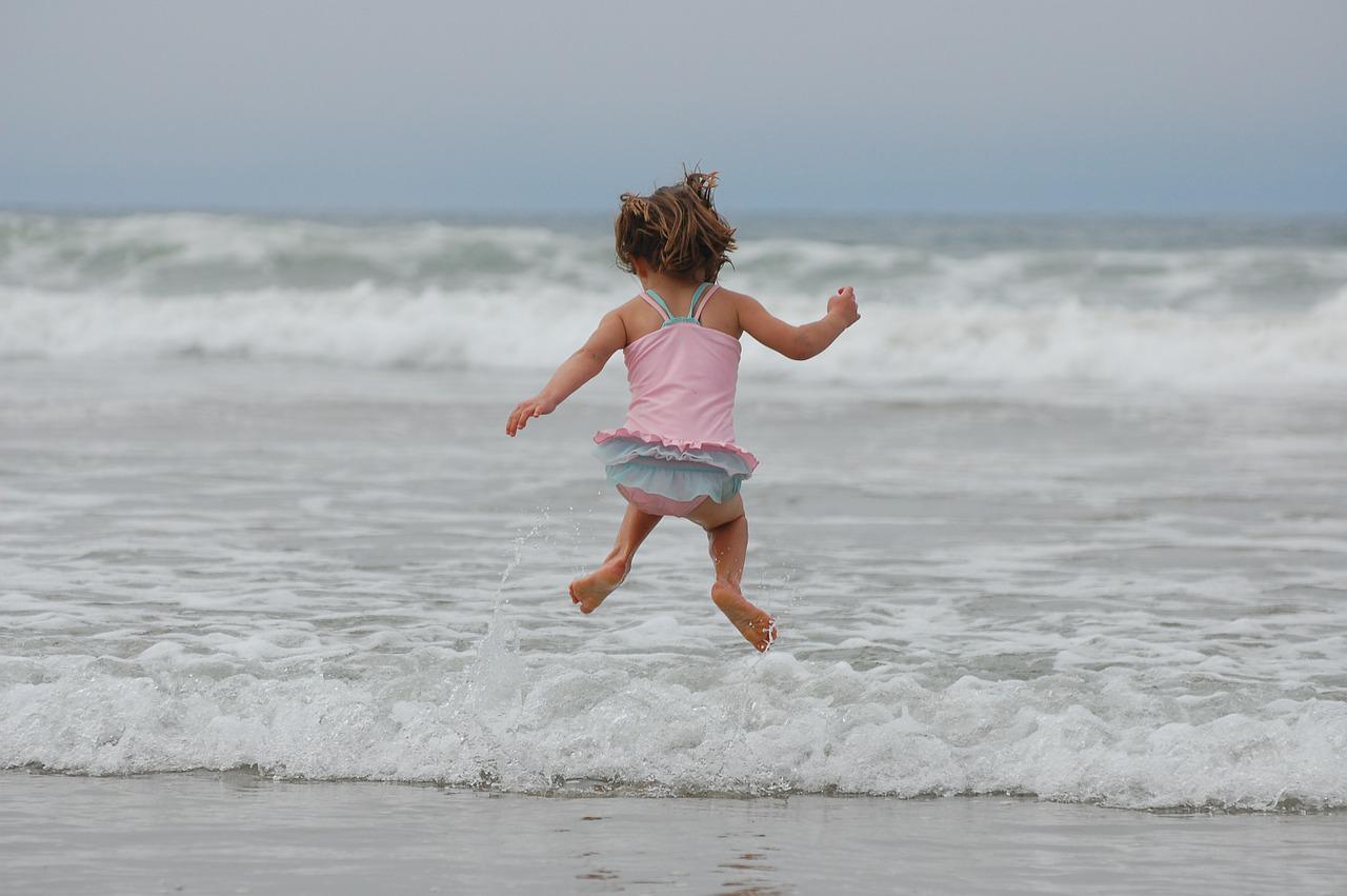 Hay que mantener a los niños siempre vigilados en playas y piscinas.