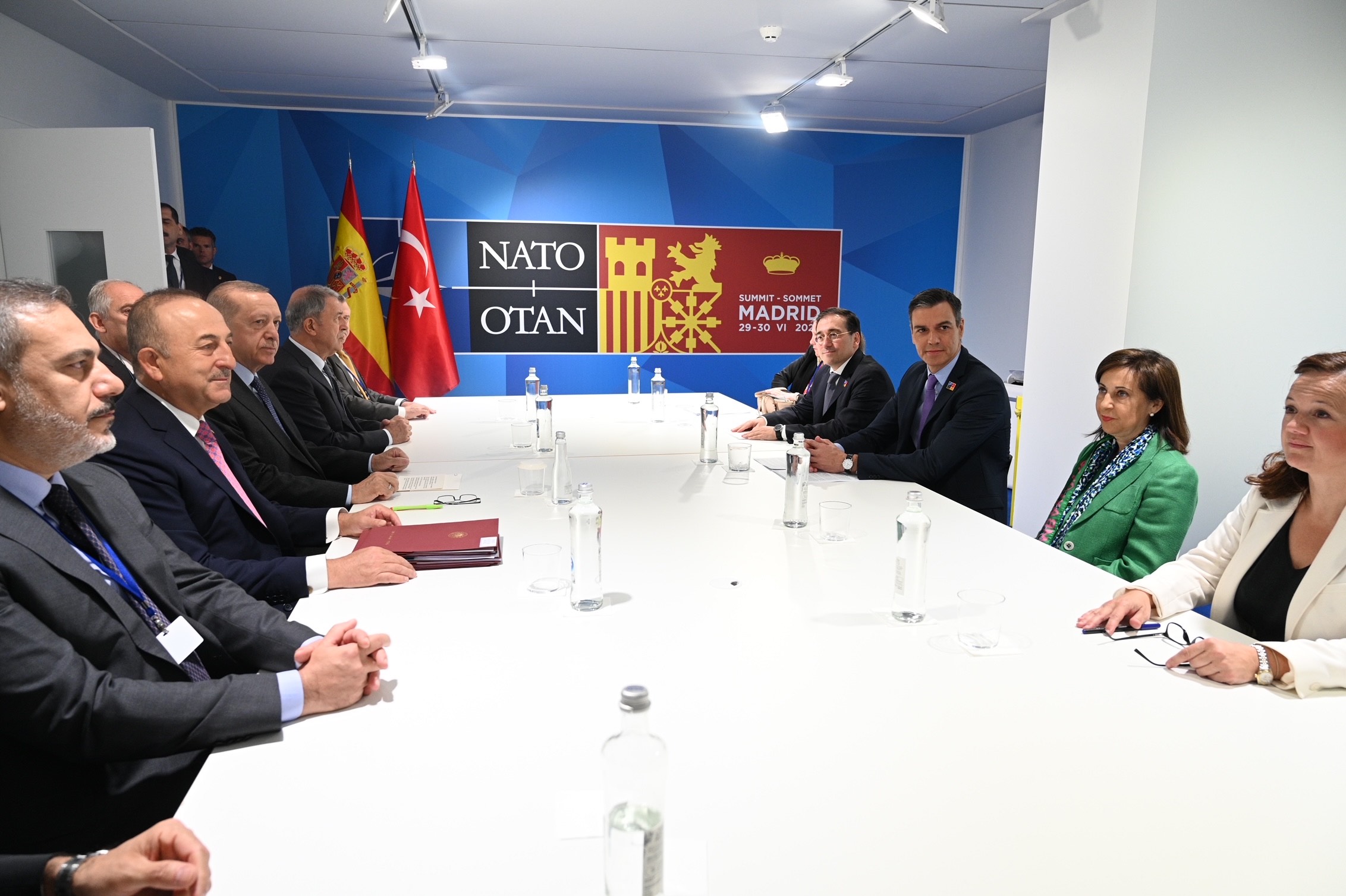 Sánchez junto a Robles y Albares, este jueves, reunidos con Erdogan