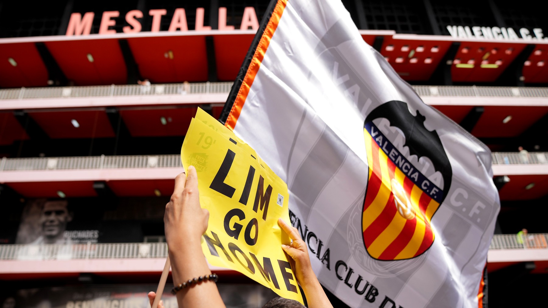 Aficionados del Valencia protestan a las puertas de Mestalla. (Getty)