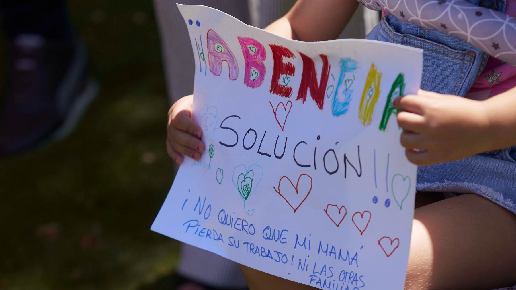 Una niña sujeta una pancarta en una reciente protesta de trabajadores de Abengoa.