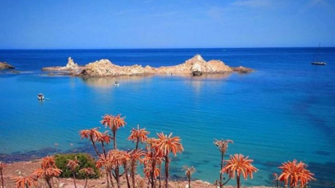 La espectacular cala de Menorca que tiene una piscina natural para tus próximas vacaciones