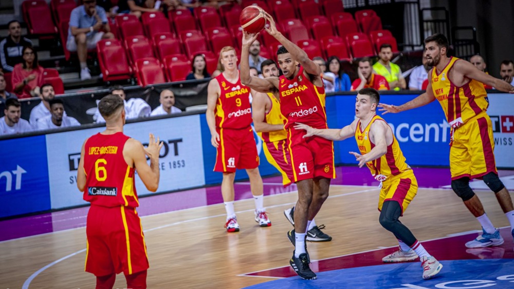 Sebas Sainz, con el balón durante el España-Macedonia del Norte. (FIBA)