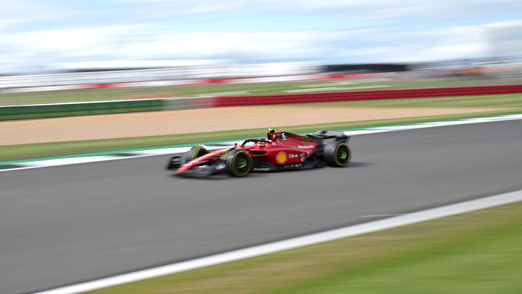 Carlos Sainz rodando en Silverstone. (AFP)