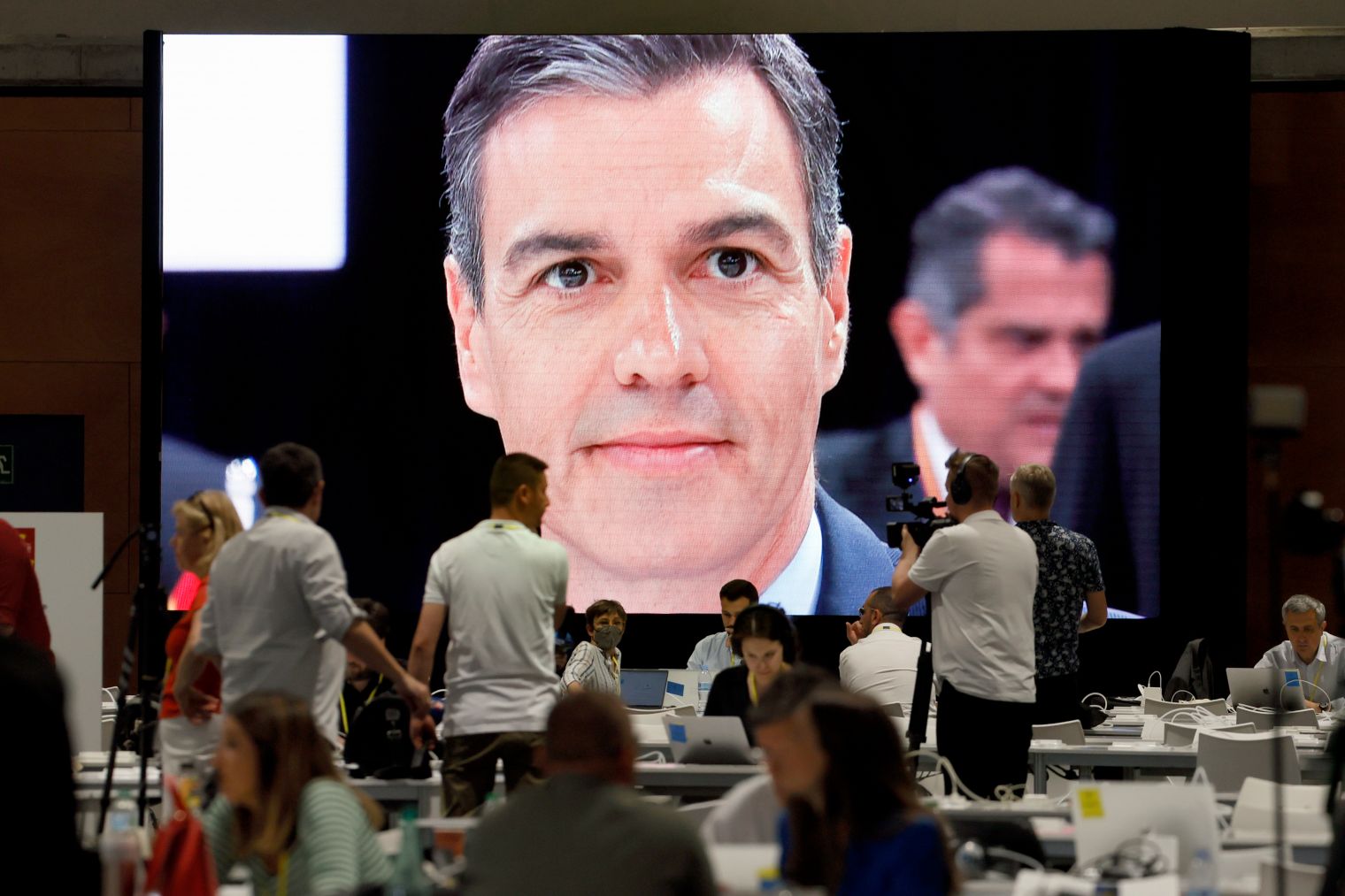 Imagen de Pedro Sánchez, en una pantalla, durante la cumbre de la OTAN. EFE/Lavandeira jr.