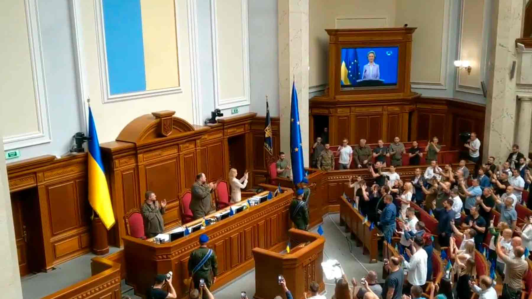 Ovación del Parlamento ucraniano a la bandera de la UE