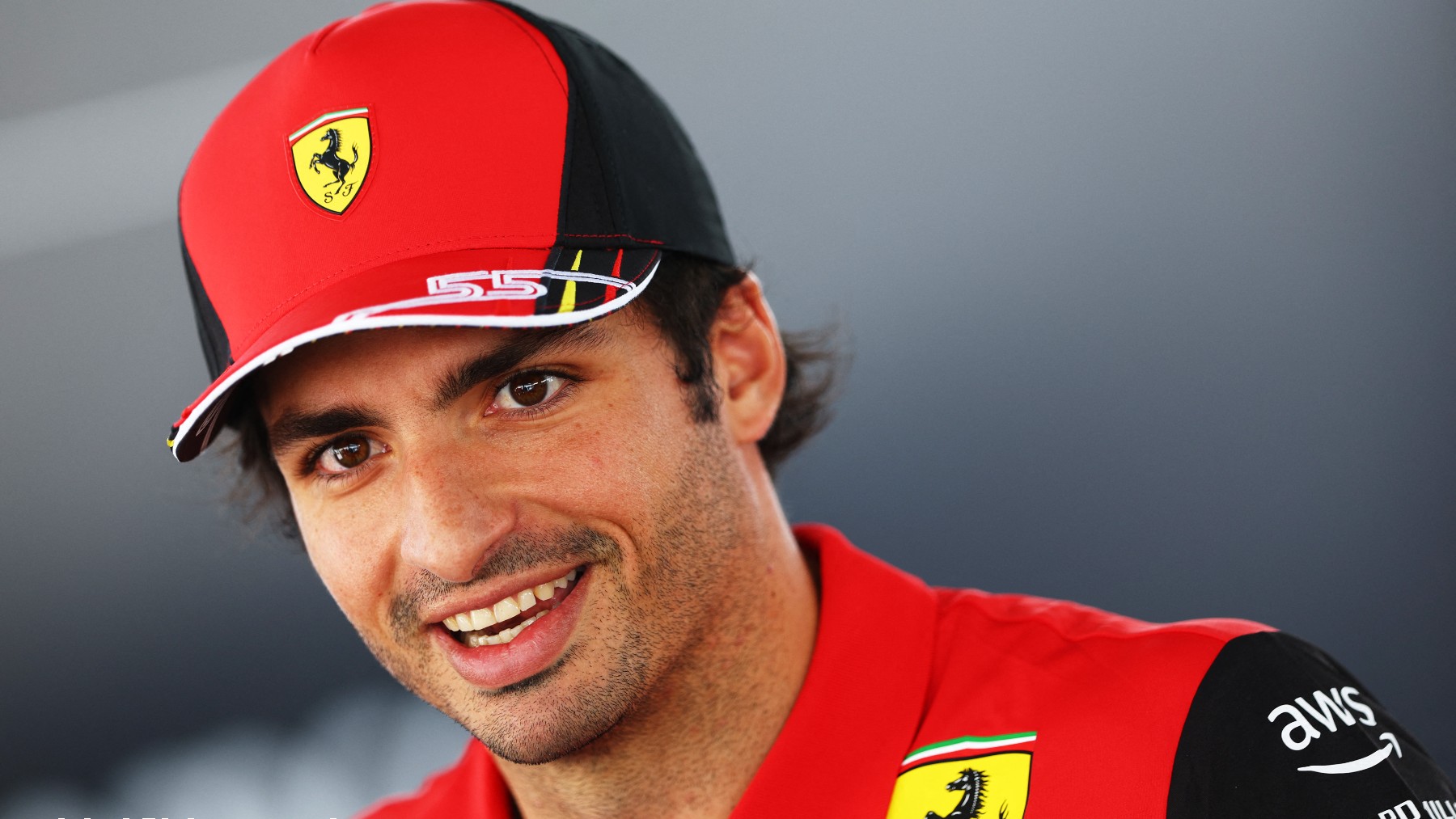 Carlos Sainz, sonriente tras un Gran Premio. (AFP)