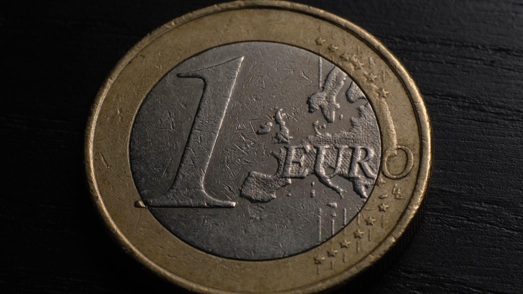 Moneda de 1 euro, unión europea aislado sobre blanco