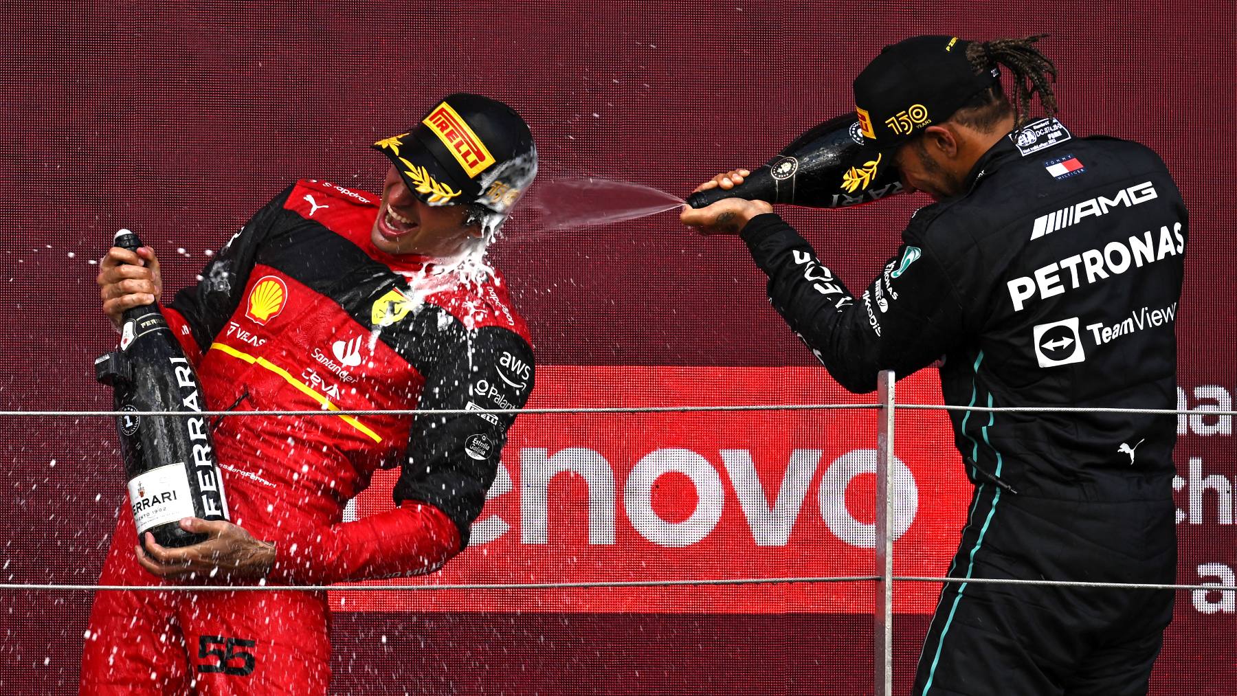 Hamilton rocía de champán a Sainz. (Getty)