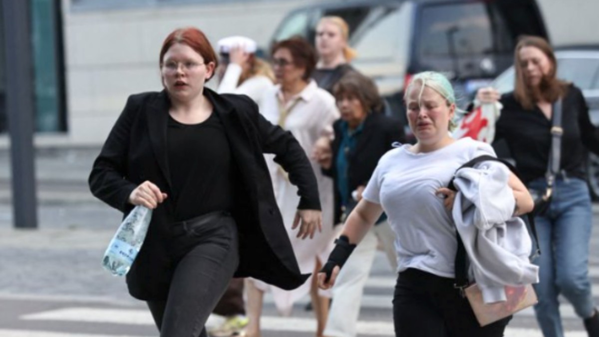 Personas huyendo tras el tiroteo en un centro comercial en Copenhague.