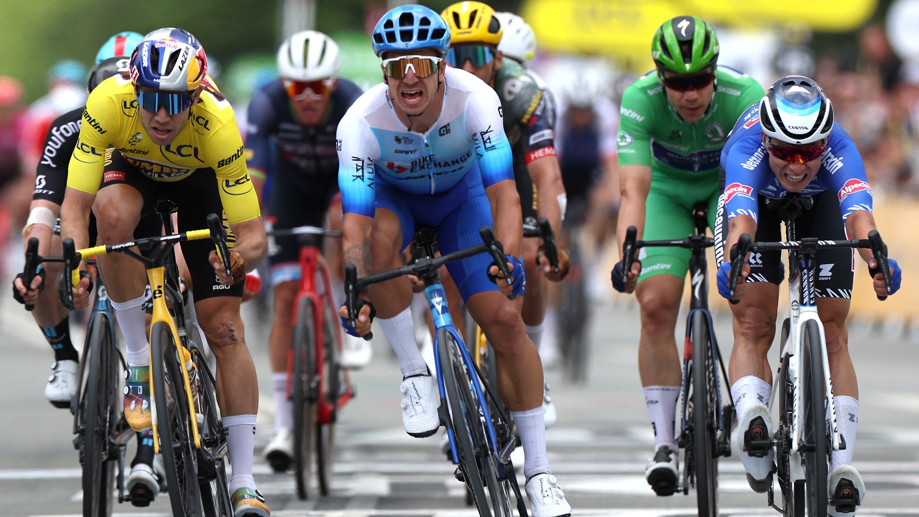 Dylan Groenewegen –centro– se impone en el sprint a Van Aert –izquierda–. (AFP)