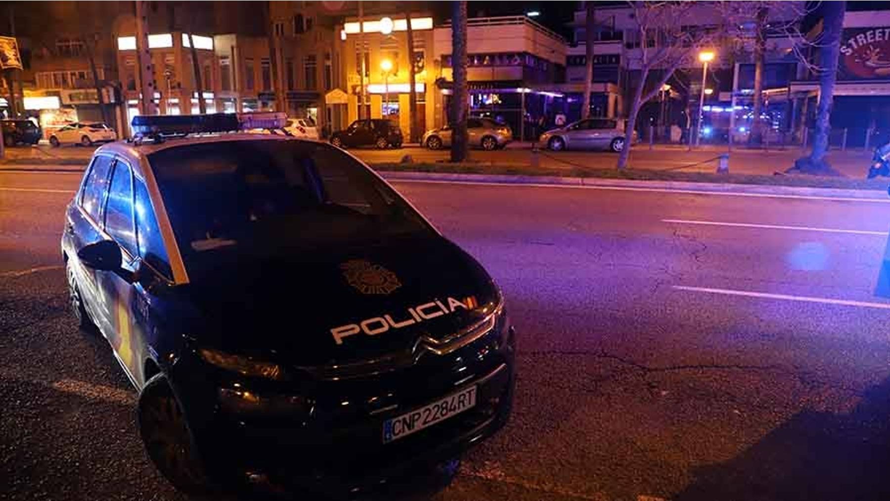 Un coche de la Policía Nacional en el Paseo Marítimo de Palma.