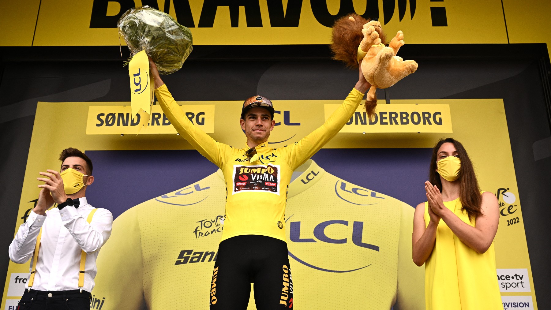 Van Aert continúa como maillot amarillo. (AFP)