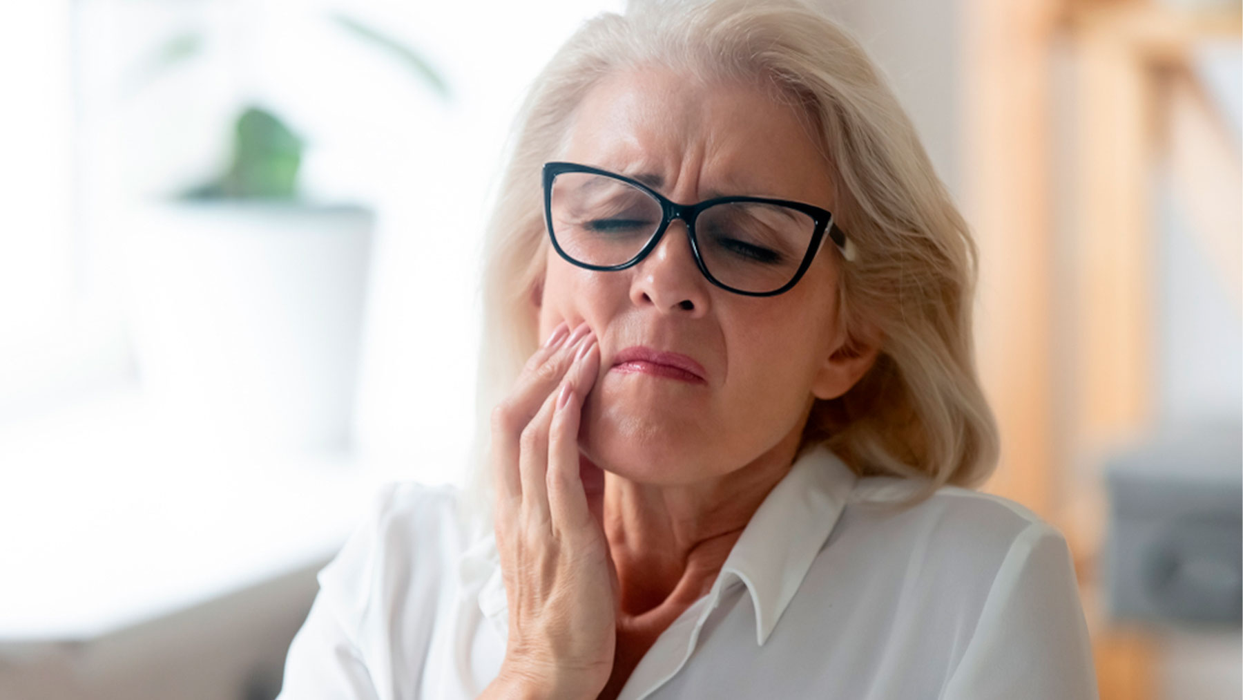 La edad posmenopáusica no es una contraindicación para llevar a cabo cualquier tratamiento odontológico.