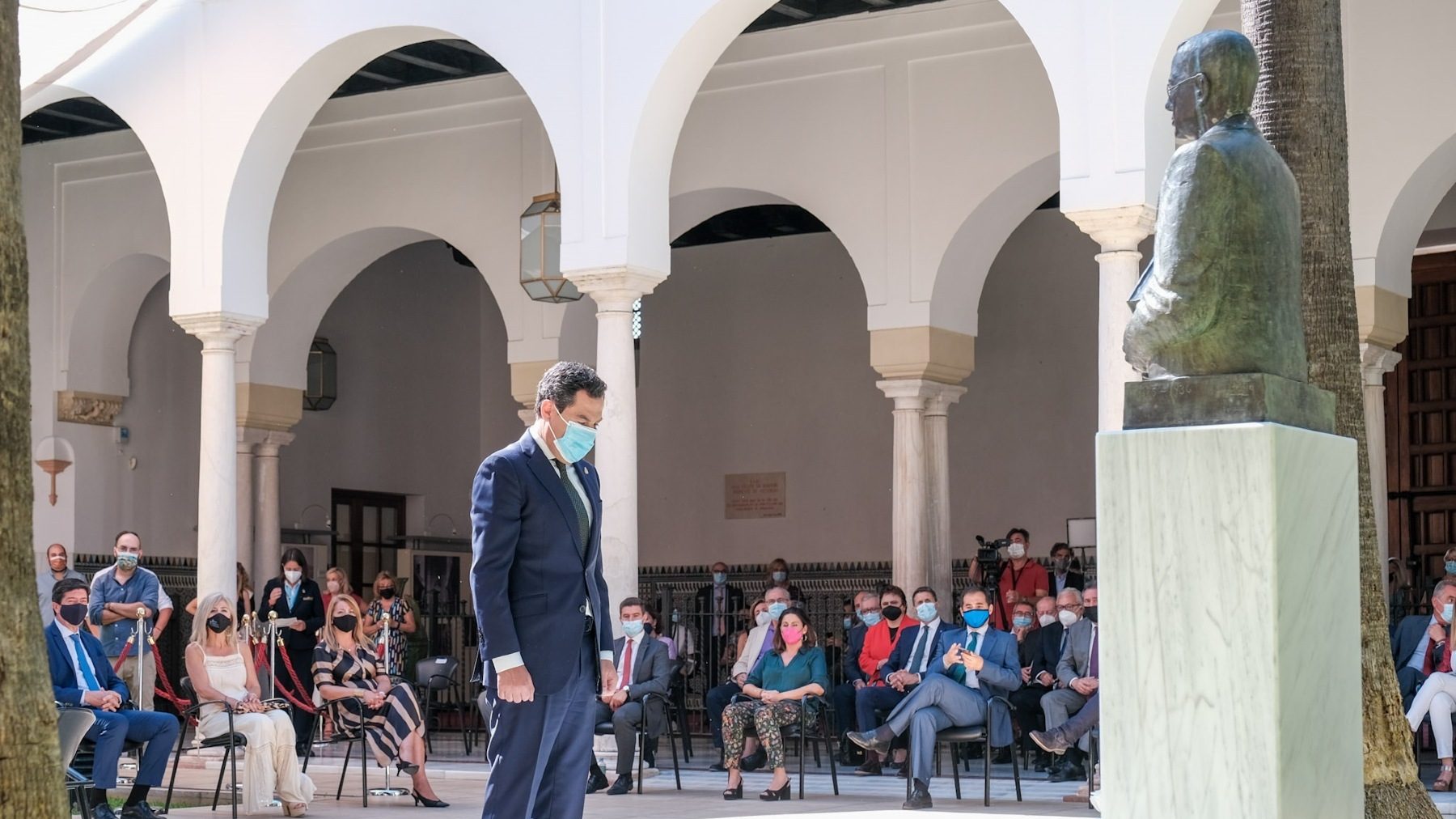 Moreno, ante el busto de Blas Infante en el Parlamento andaluz, en el acto de recuerdo del 136 aniversario de su nacimiento.