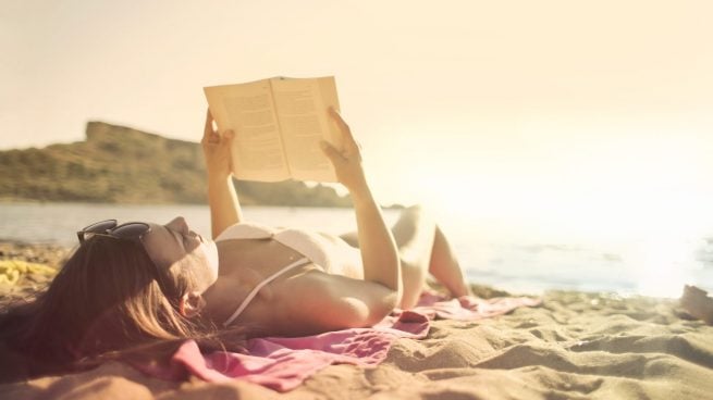 Los 10 libros que tienes que llevarte a la playa o a la piscina este verano