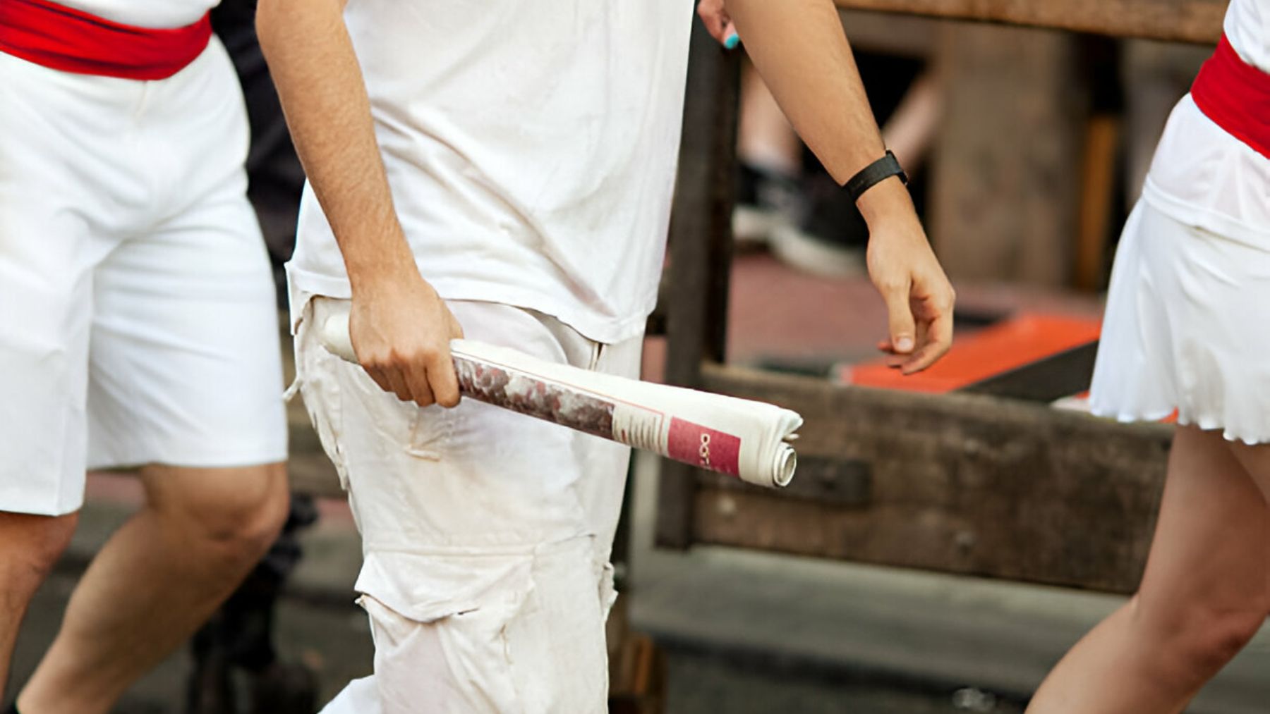 Corredor de San Fermín con periódico en la mano.