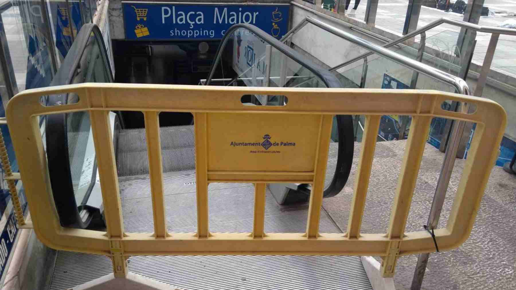 Imagen de uno de los accesos a las cerradas galerías comerciales de la Plaza Mayor de Palma.