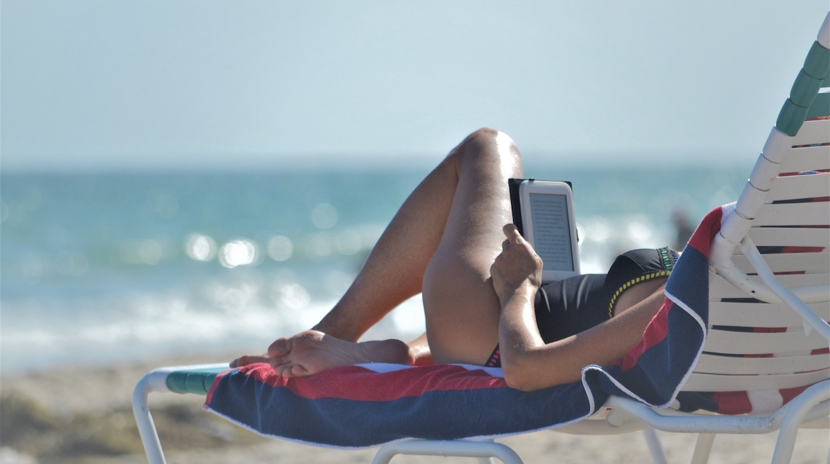 Leer con ebook en la playa