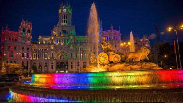 Iluminación del Ayuntamiento de Madrid con los colores de la bandera LGTBI.