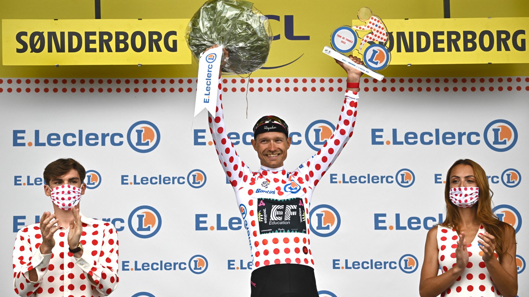 Magnus Nielsen celebra el maillot de la montaña del Tour. (AFP)
