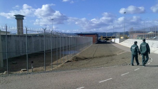 Guardias civiles patrullando a pie en el exterior de la prisión de Córdoba.