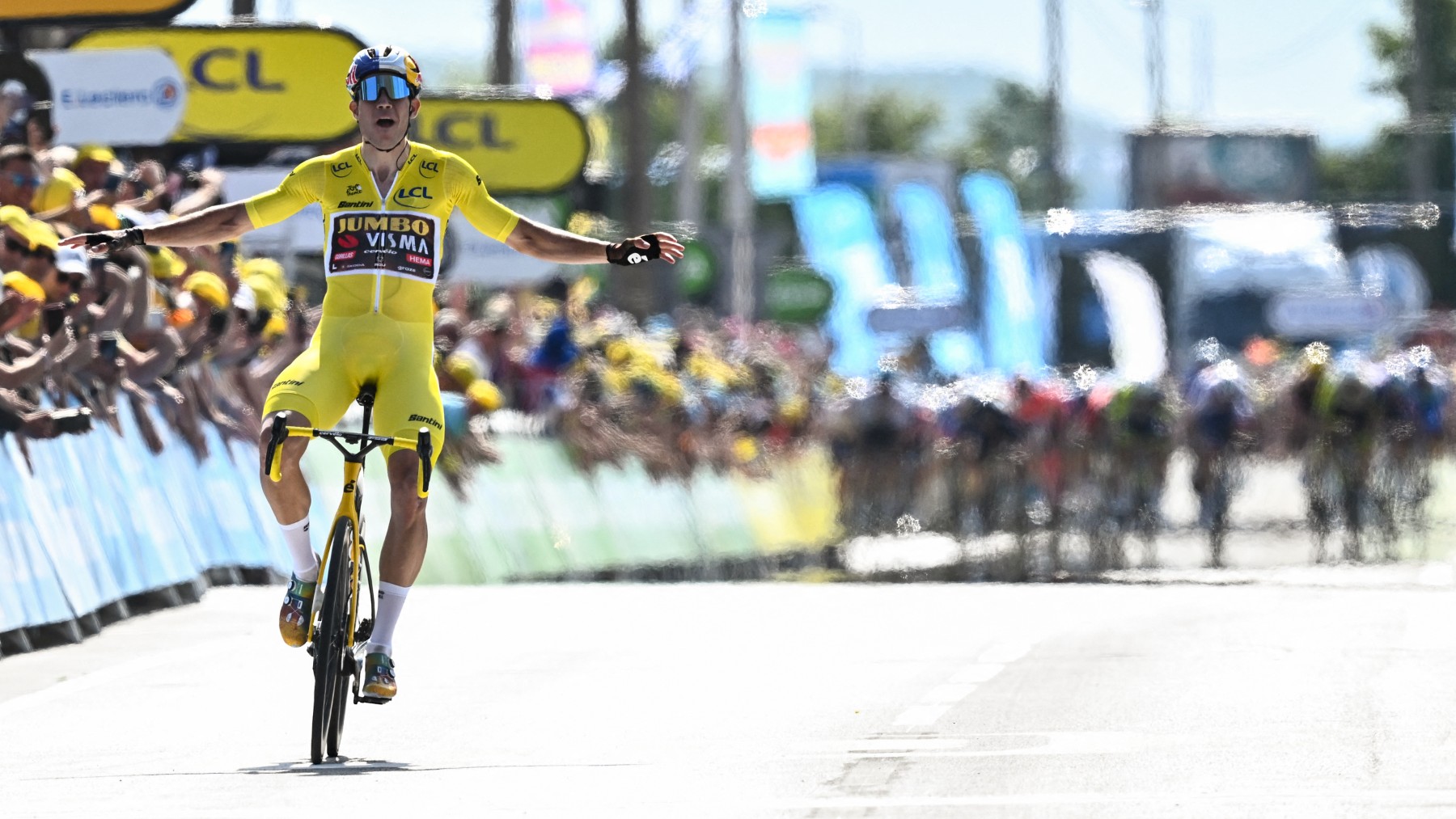 Van Aert celebra un triunfo espectacular en el Tour. (AFP)
