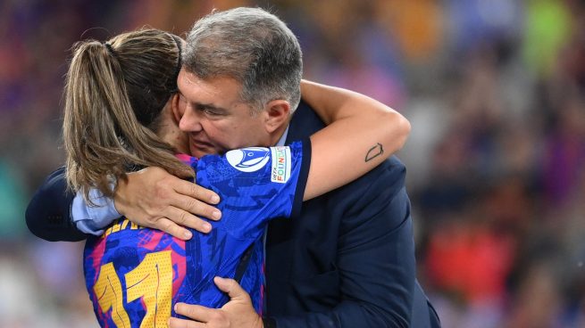 Alexia Putellas abraza a Joan Laporta tras un partido.