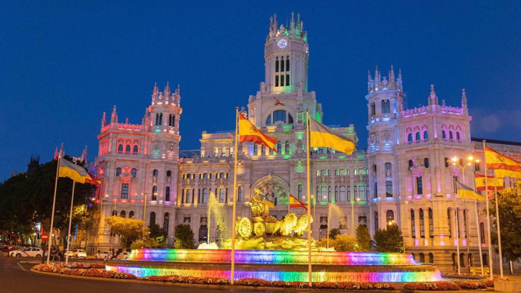 Los colores arcoiris proyectados sobre el Ayuntamiento por el Orgullo LGTB 2022.