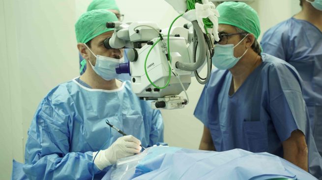 Oftalvist implanta en el ojo la primera lente telescópica en nuestro país