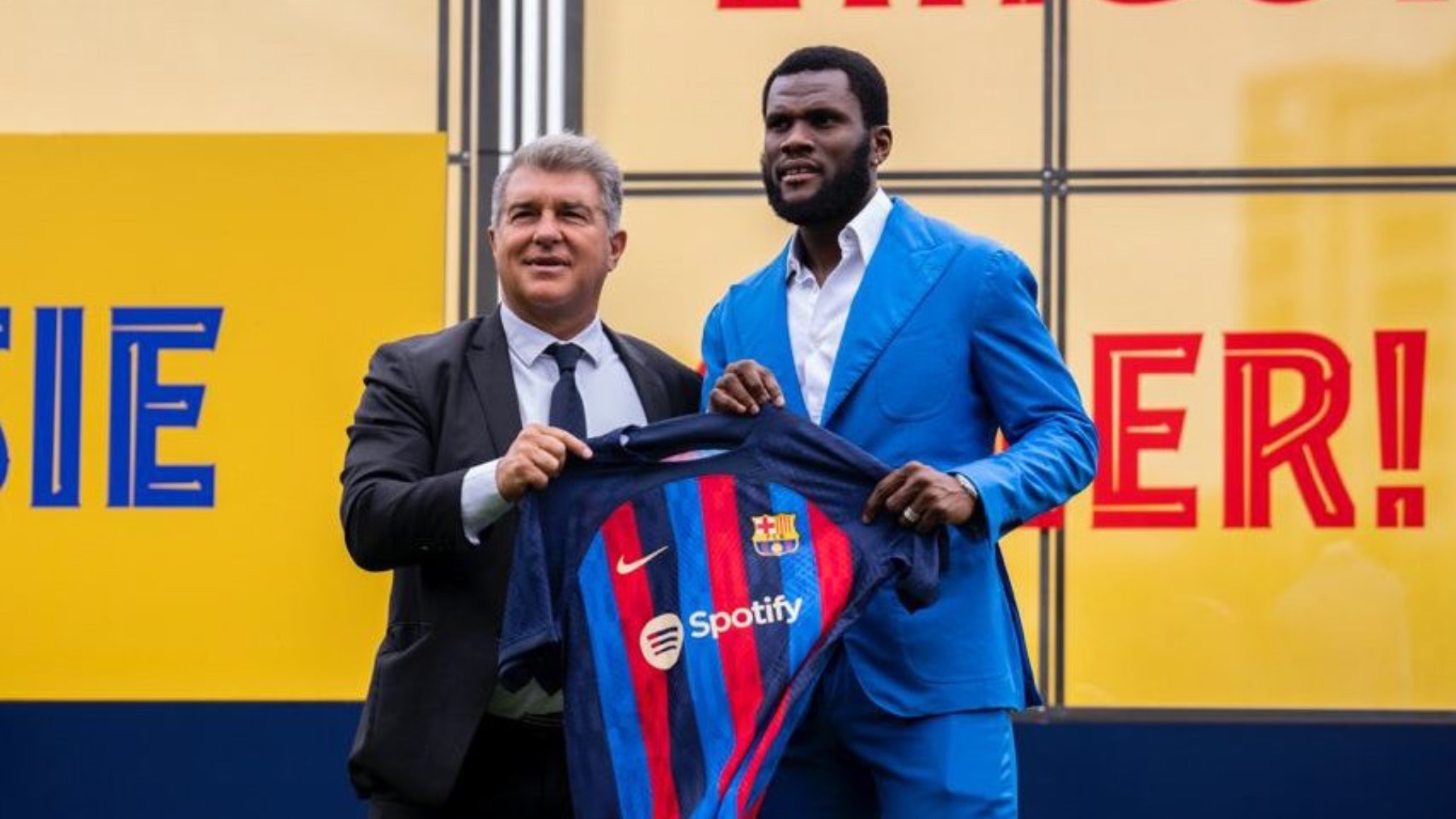 Franck Kessié y Joan Laporta en la presentación del africano. (@FCBarcelona_es)
