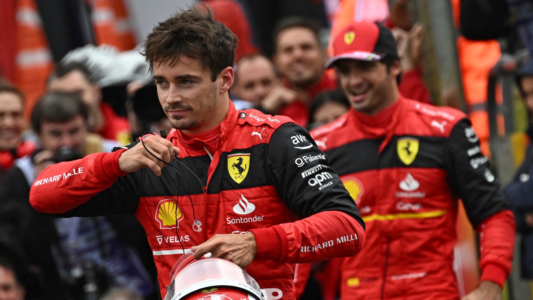 Charles Leclerc, junto a un feliz Carlos Sainz. (AFP)