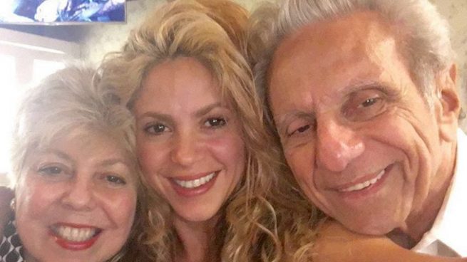 Shakira y sus padres.