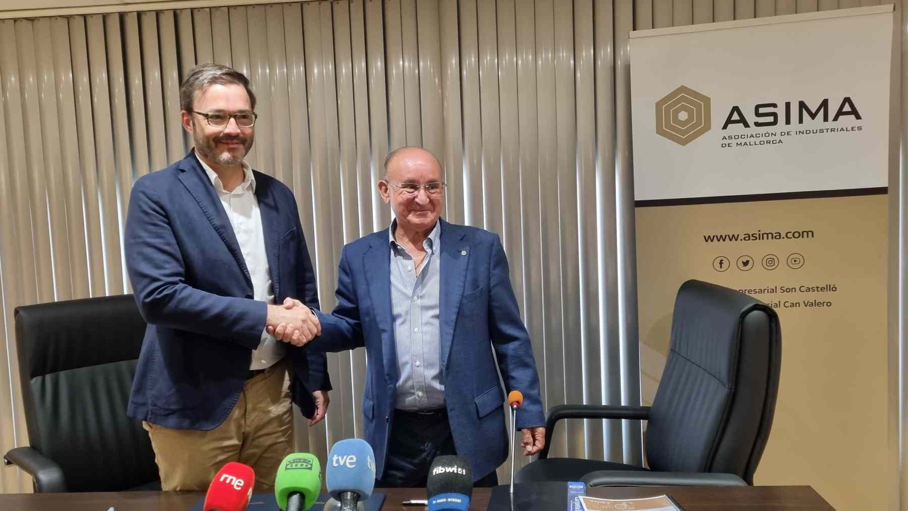 El alcalde de Palma, José Hila, y el presidente de Asima, Francisco Martorell, firmando el acuerdo. ASIMA