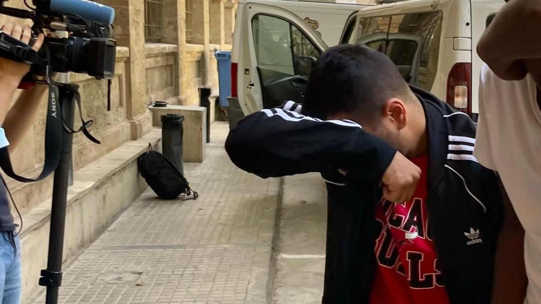 Pase a disposición judicial del hombre detenido por la muerte de un joven en el barrio de Cala Major en Palma. EFE/ ATIENZA
