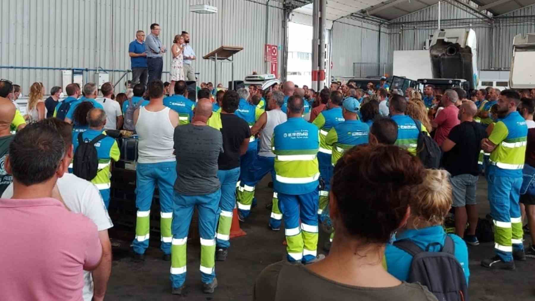 Imagen de los directivos de Emaya dirigiéndose a los trabajadores en la asamblea celebrada esta semana.