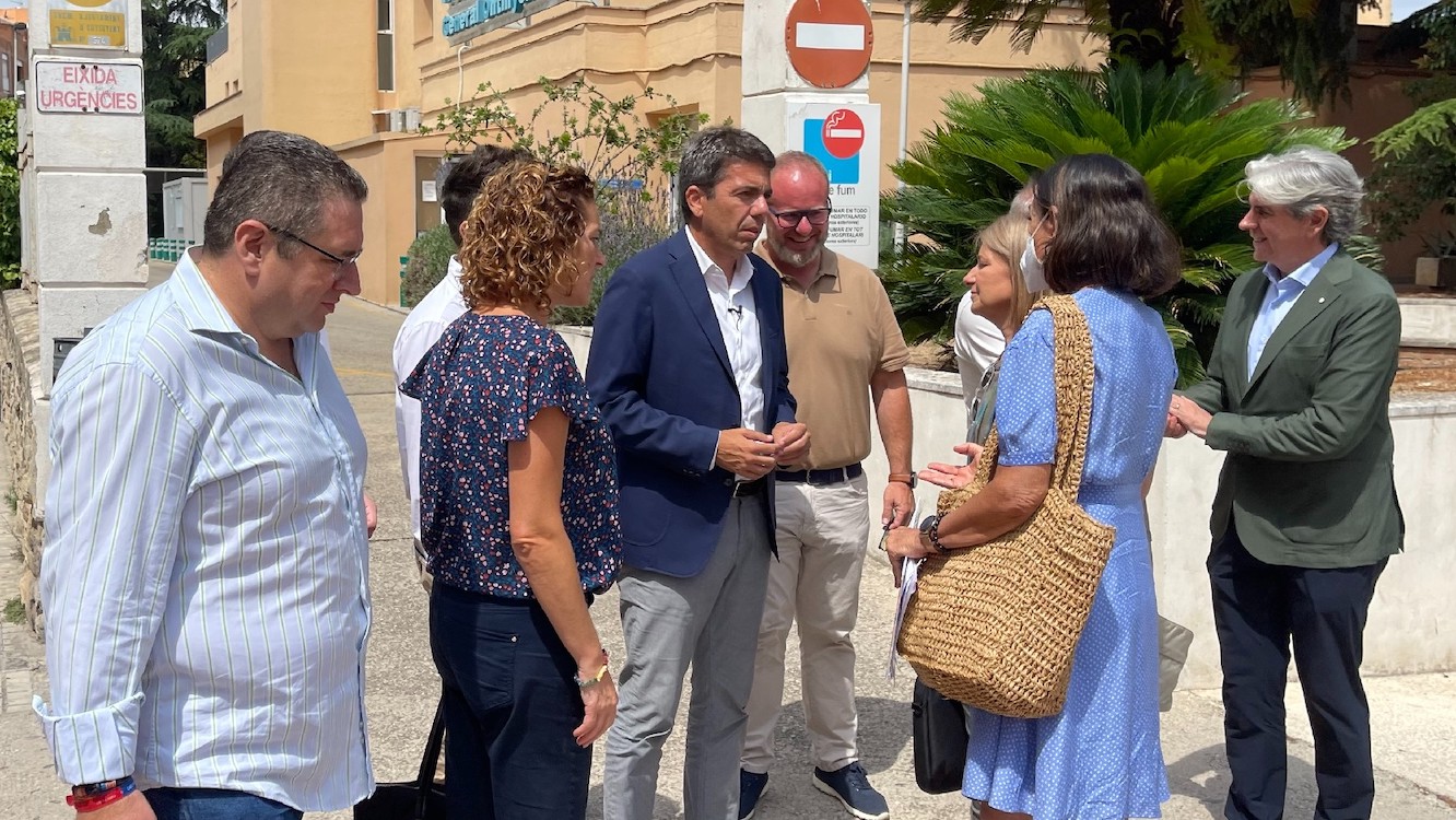 Mazón, en el centro con americana azul, hoy, a las puertas del hospital de Onteniente.