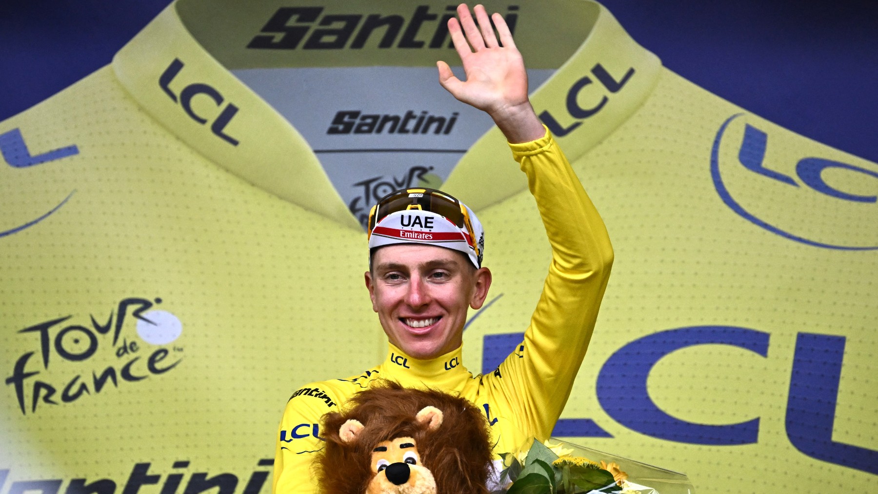 Pogacar, en el podio de Tour. (AFP)