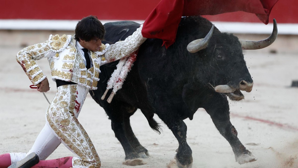 El diestro Andrés Roca Rey durante la lidia a su segundo toro.