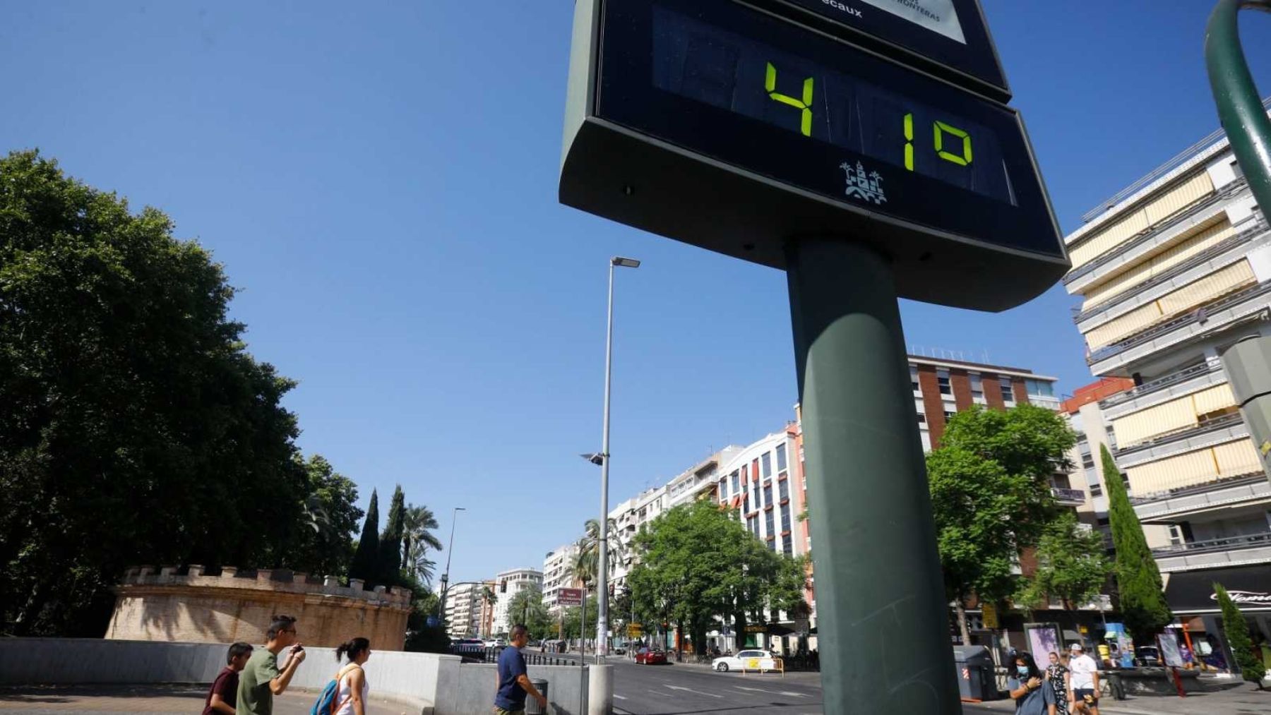 Imagen de un termómetro en la calle.