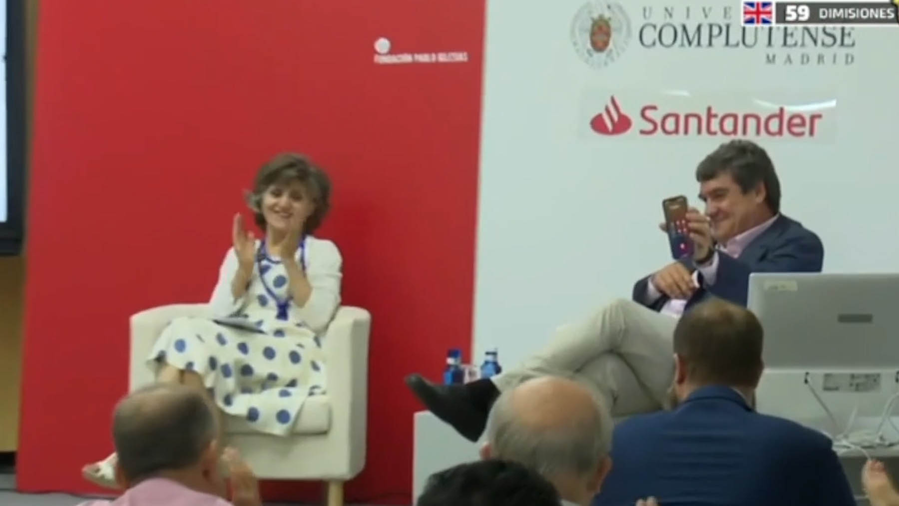 Escrivá recibió una llamada de Yolanda Díaz en plena conferencia.