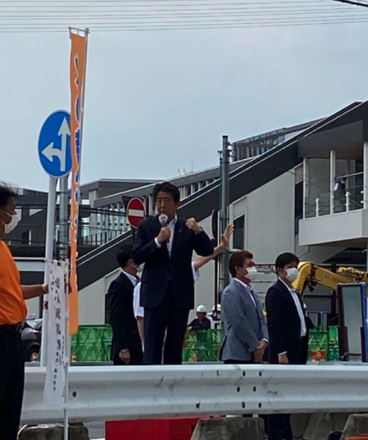Shinzo Abe justo antes de recibir el disparo.