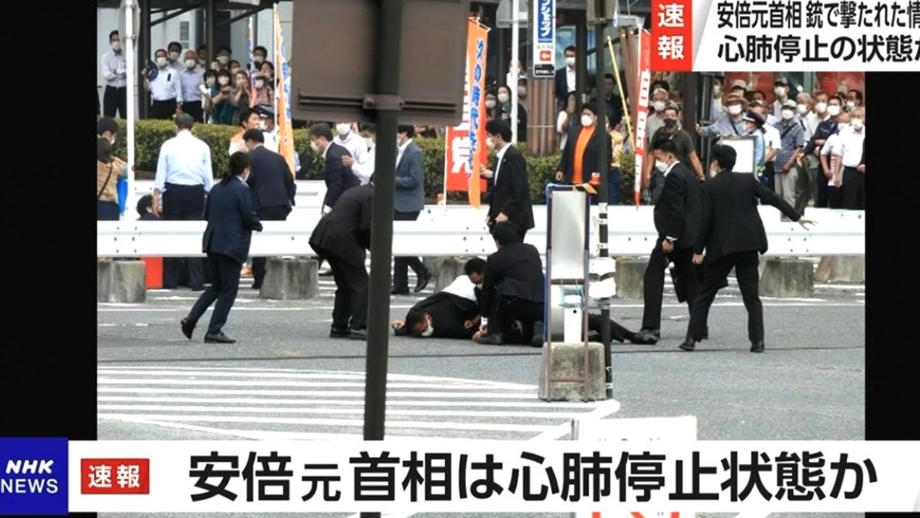 El ex presidente japonés herido tras recibir un disparo (NHK News).